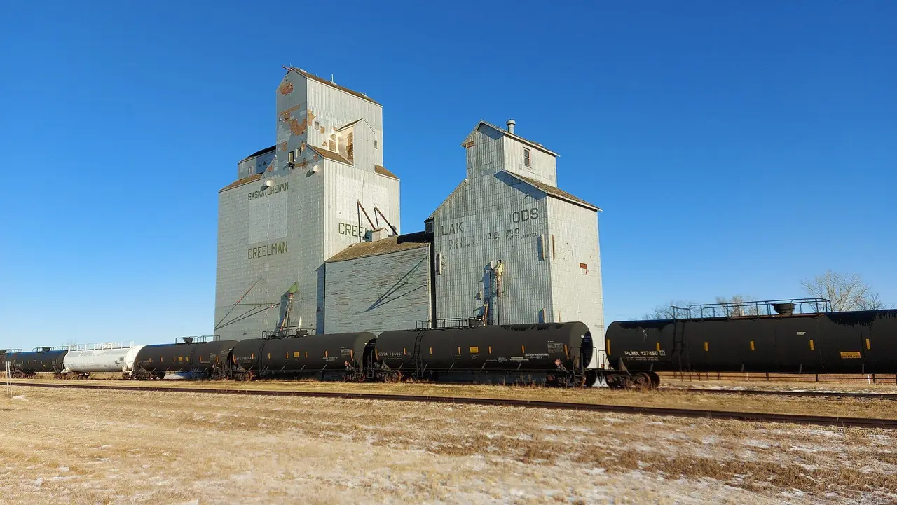 Grain elevators and tank cars, 2021